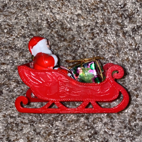 Vintage plastic Santa in a lightweight plastic sleigh.  Probably 1960-70’s - Picture 5 of 5